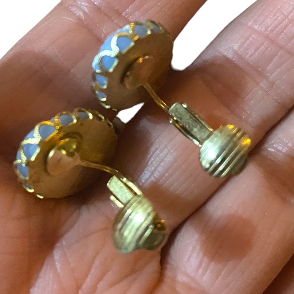 Vintage Cameo clip on earrings. Light blue & white with gold - Picture 5 of 10